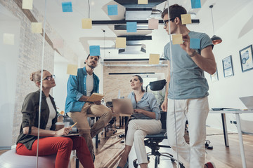 160cm、45kg的男生该如何穿衣搭配啊、春、夏、秋季。