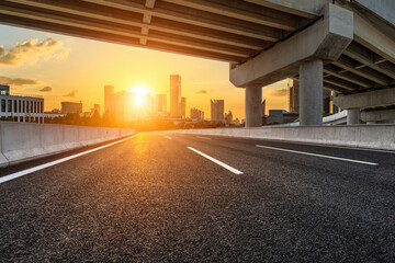 160cm、45kg的男生该如何穿衣搭配啊、春、夏、秋季。